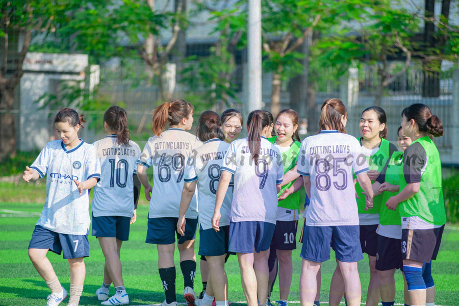 金属质感面板上刻有 1.9 GB 与 6.4 GB 的包体数值与刻度线